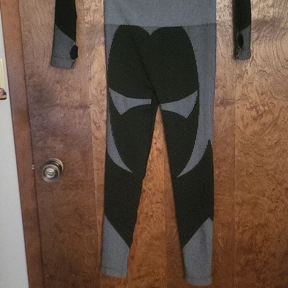 Black & Gray Two-Piece Workout / Yoga - Picture 9 of 9